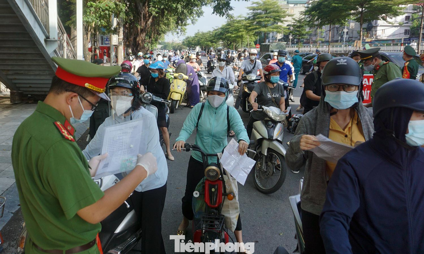 Tuy nhiên, do vào giờ cao điểm buổi sáng, lượng phương tiện qua chốt khá đông. Lực lượng chức năng tại chốt phân làn các phương tiện để việc kiểm tra được nhanh chóng, không gây ùn trước chốt.