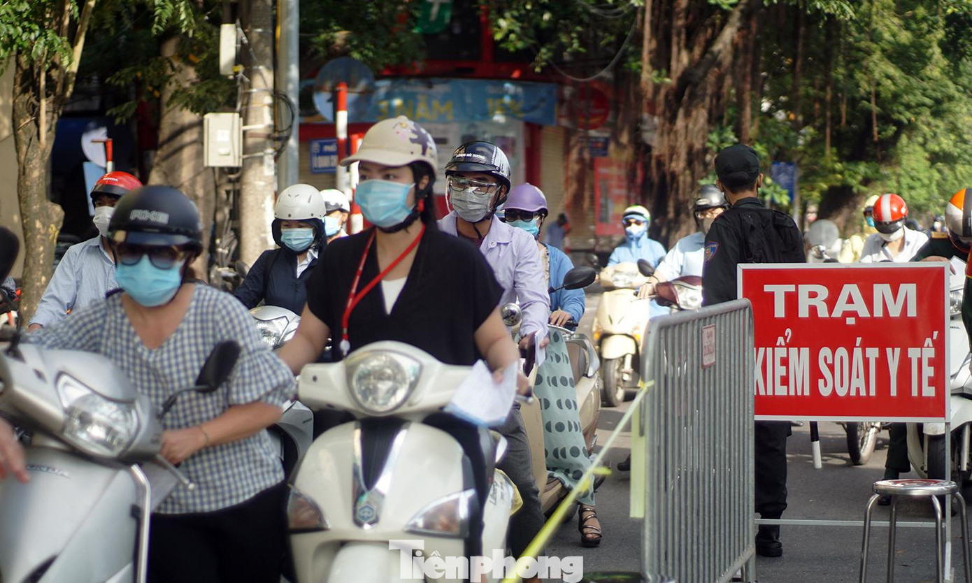 Cũng trong buổi sáng cùng ngày, ghi nhận tại chốt kiểm soát khu vực cầu Chương Dương (Hoàn Kiếm, Hà Nội), chốt kiếm soát kiểm tra chặt các phương tiện lưu thông trên đường. Tất cả các phương tiện qua chốt phải xuất trình giấy tờ cần thiết.