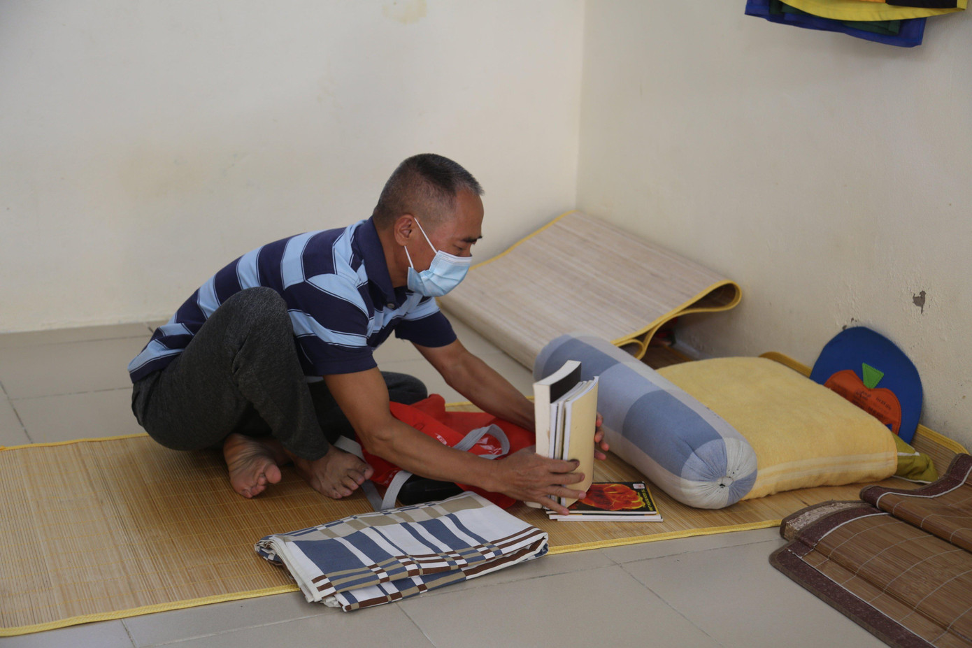 Người được đặc xá dọn dẹp đồ đạc chuẩn bị trở về với gia đình.