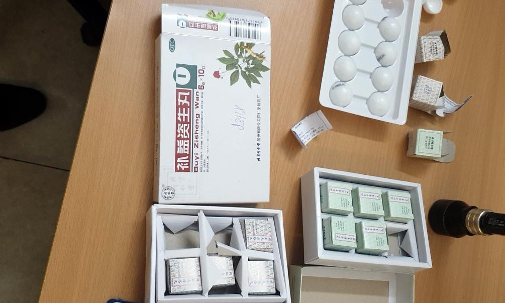 Số lượng lớn thuốc gắn nhãn tiếng nước ngoài.