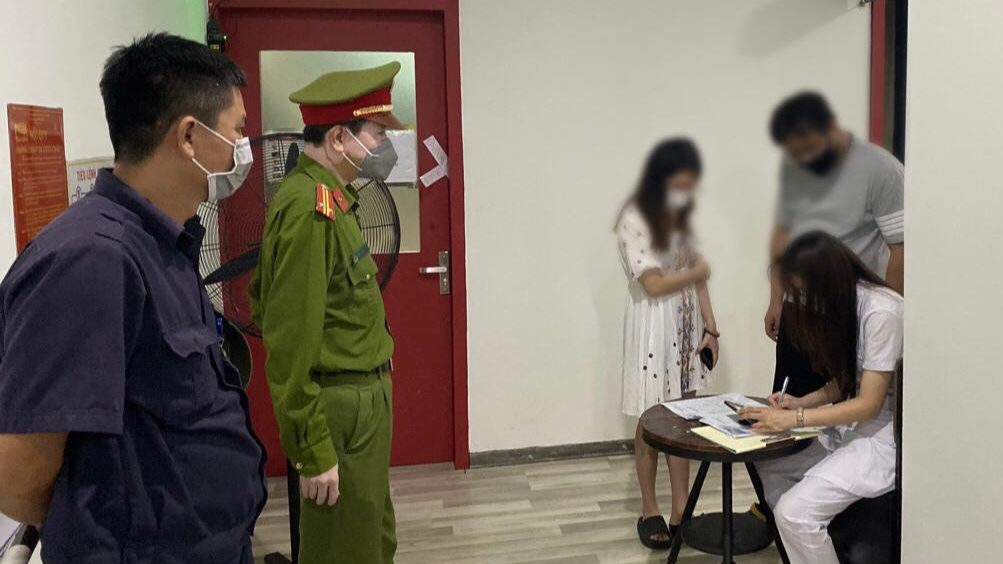 Lực lượng chức năng có mặt xử lý vụ việc.