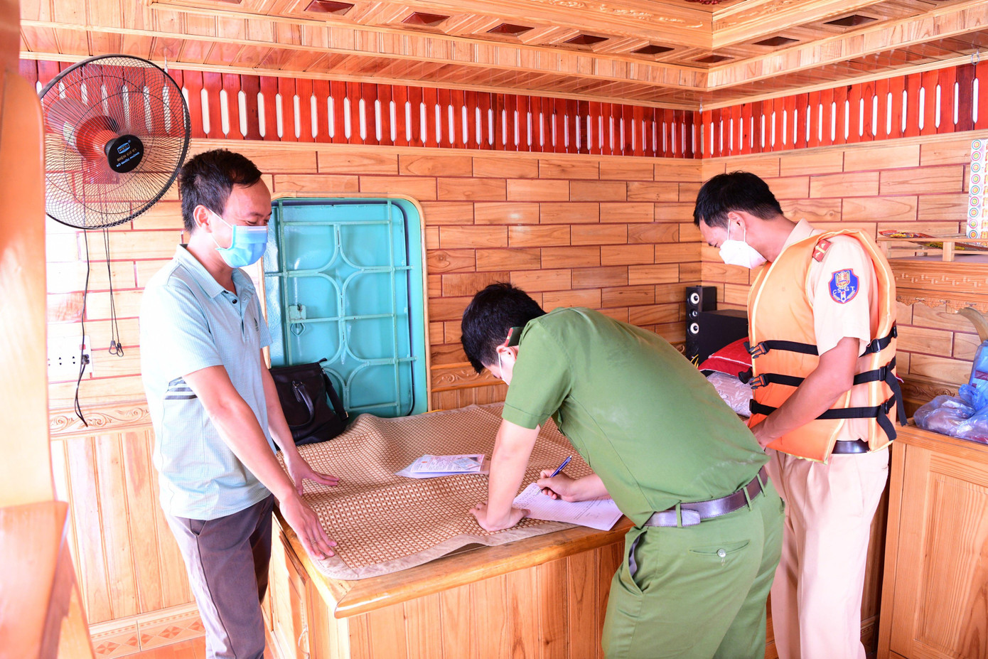 Lực lượng chức năng làm việc với người liên quan.