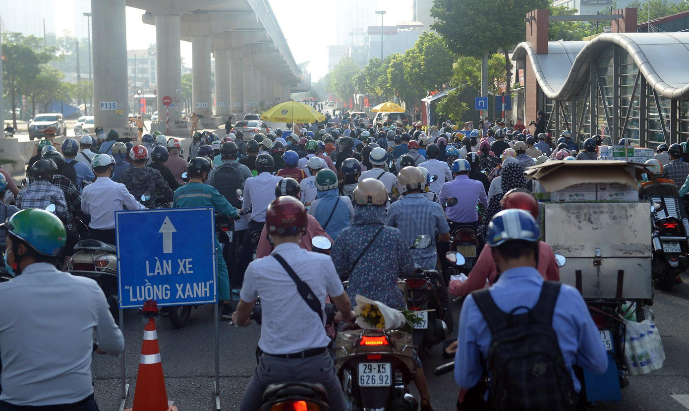 Các làn phương tiện đông nghịt người hướng vào trung tâm Hà Nội.