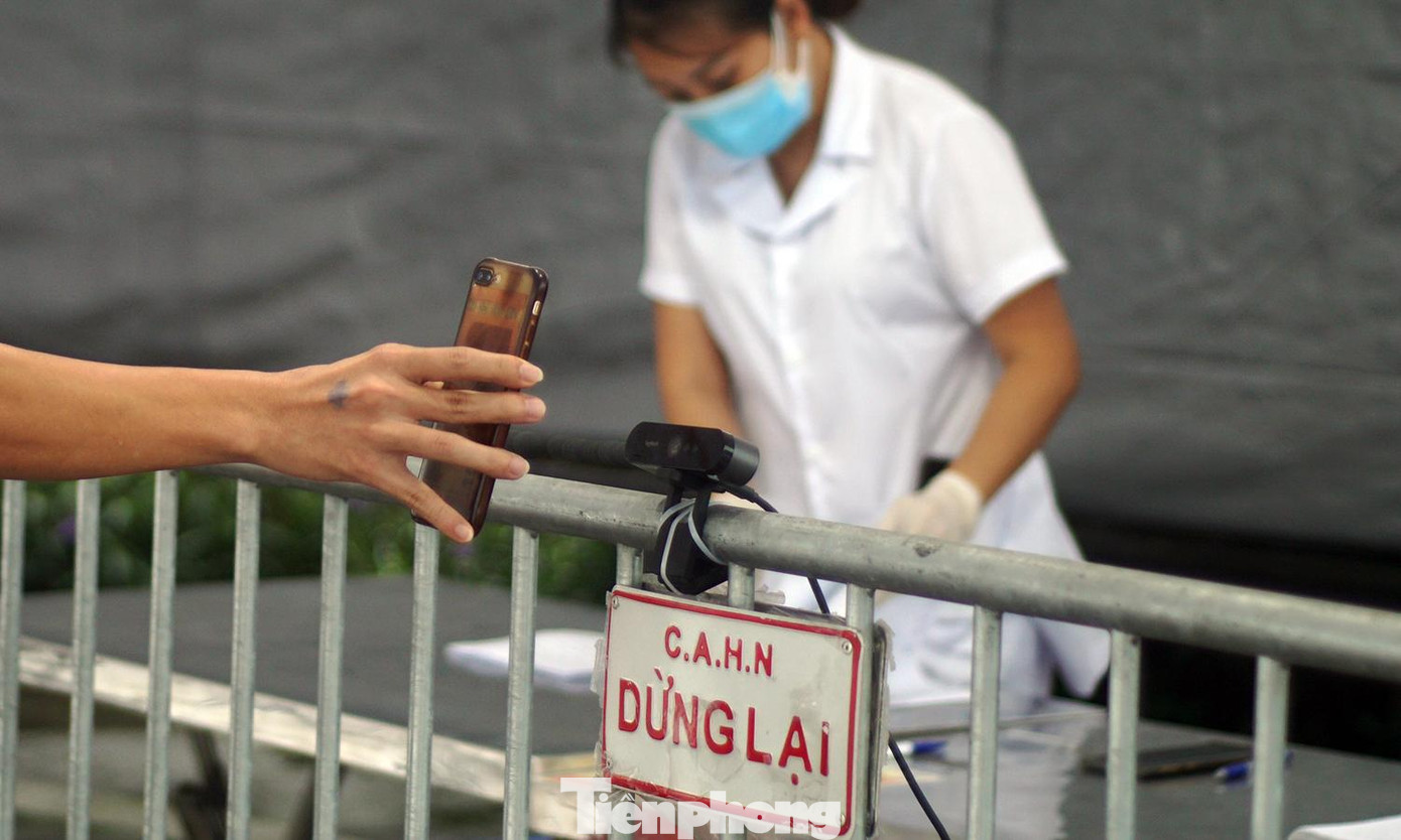 Ông Ngô Văn Chiến (quê Hà Nam), tài xế cho biết, việc khai báo bằng mã QR Code này nhanh hơn rất nhiều so với khai báo bằng tay như trước đây và giảm thời gian làm thủ tục cho lái xe. “Quét mã QR Code cũng tránh việc tiếp xúc gần, trước cán bộ tại chốt phải quét bằng điện thoại” – ông Chiến chia sẻ.