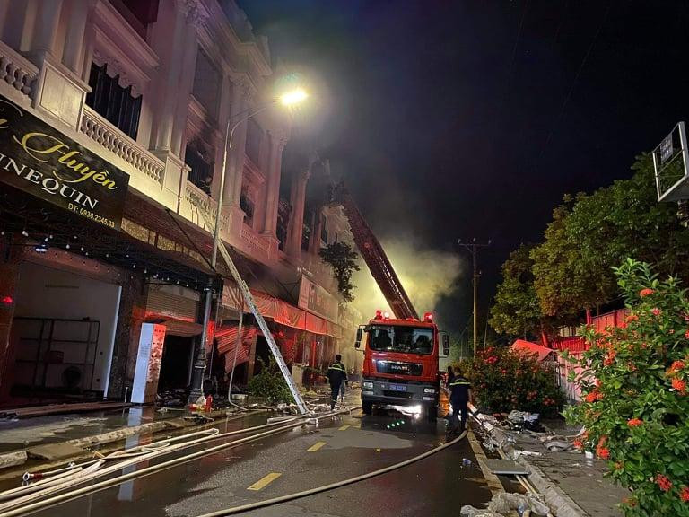 Xe thang được huy động đến hiện trường. Ảnh: Đ.N Xe thang được huy động đến hiện trường. Ảnh: Đ.N