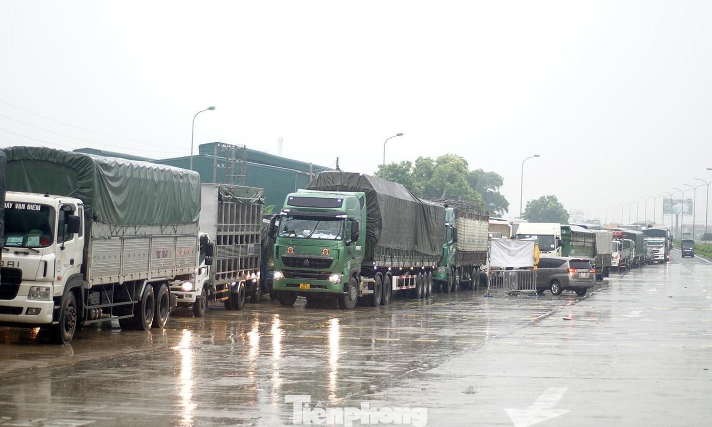 Lượng phương tiện hướng vào Thủ đô rất đông khiến giao thông ùn dài trước trạm thu phí cao tốc Pháp Vân - Cầu Giẽ vào sáng 14/9.