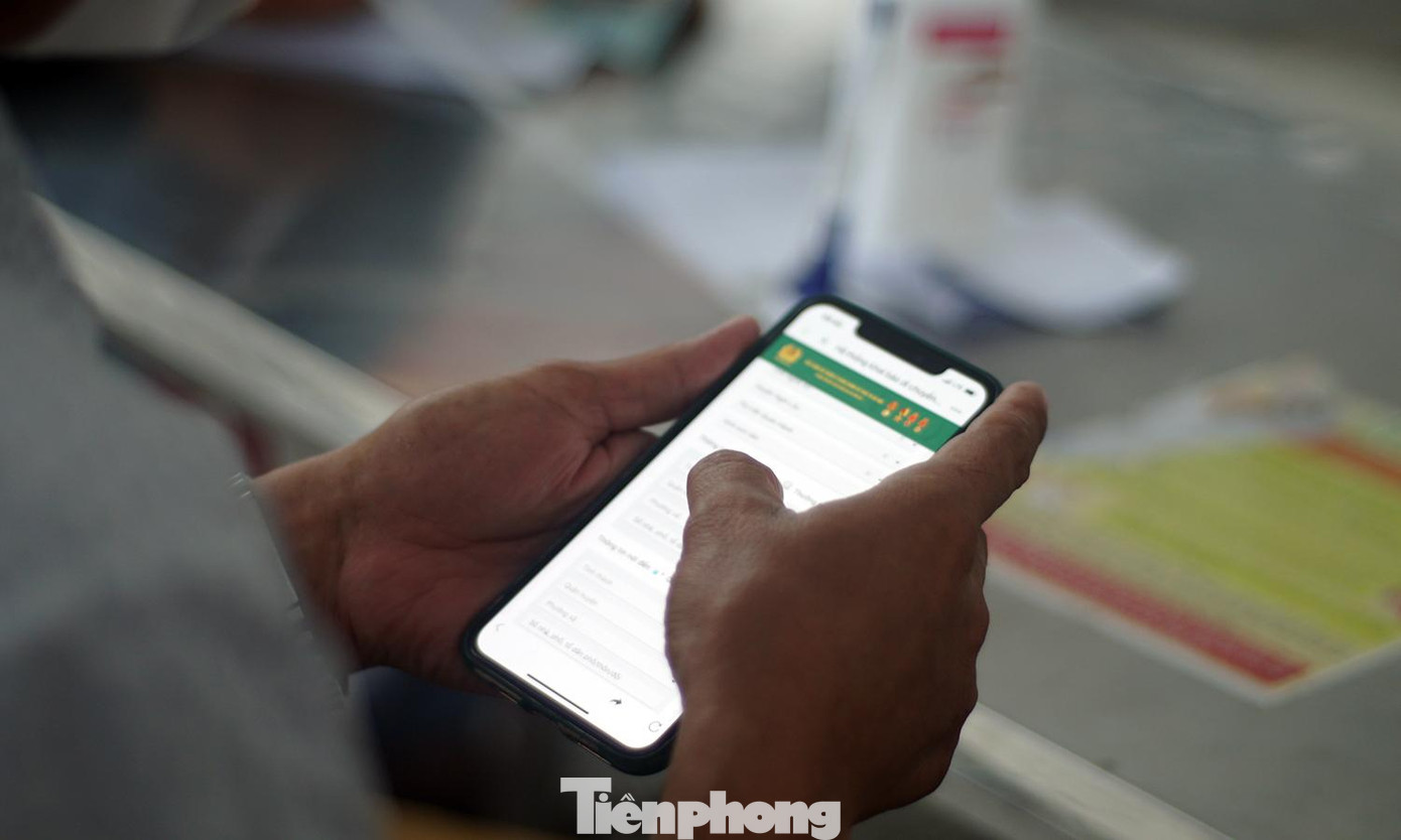 Ghi nhận tại khu vực trạm thu phí cao tốc Pháp Vân – Cầu Giẽ hướng Ninh Bình – Hà Nội vào sáng 14/9, tại chốt kiểm soát dịch COVID-19, tổ công tác triển khai quét mã QR Code mới.