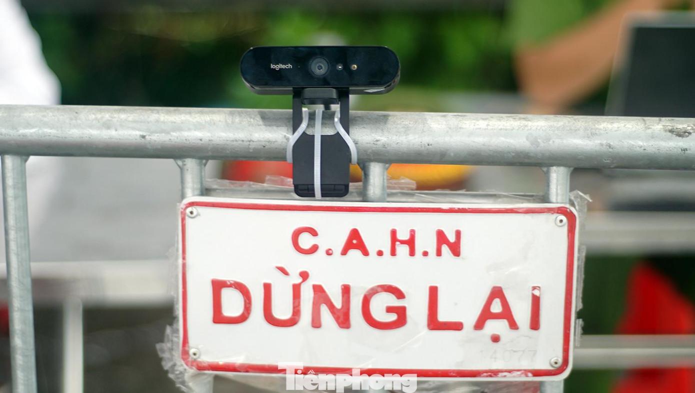 Cụ thể, ngoài việc kiểm tra, quét mã QR Code thủ công đối với phương tiện “luồng xanh” bằng điện thoại thì chốt kiểm soát đã bố trí 1 khu vực riêng gồm 1 cán bộ công an, 2 nhân viên y tế kiểm tra giấy tờ, mã QR Code của các phương tiện cá nhân qua hệ thống camera mới được trang bị.