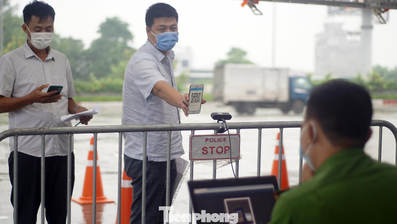 Sau khi có mã QR Code, người dân sẽ hướng mã QR Code này về phía camera kết nối với máy tính ở khoảng cách 2m.