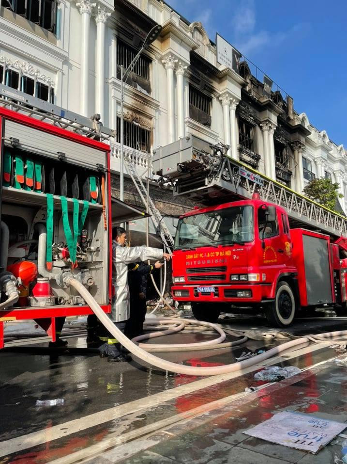 Sáng 19/9, lực lượng chức năng tiếp tục làm mát bên trong khu vực hỏa hoạn. Sáng 19/9, lực lượng chức năng tiếp tục làm mát bên trong khu vực hỏa hoạn.