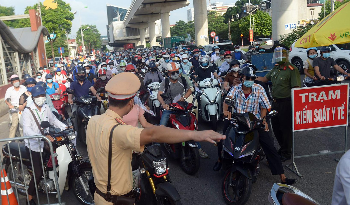 Tại khu vực chốt kiểm soát QL32 vào sáng 6/9, lượng phương tiện tăng cao dẫn đến tình trạng ùn dài trước chốt kiểm soát.