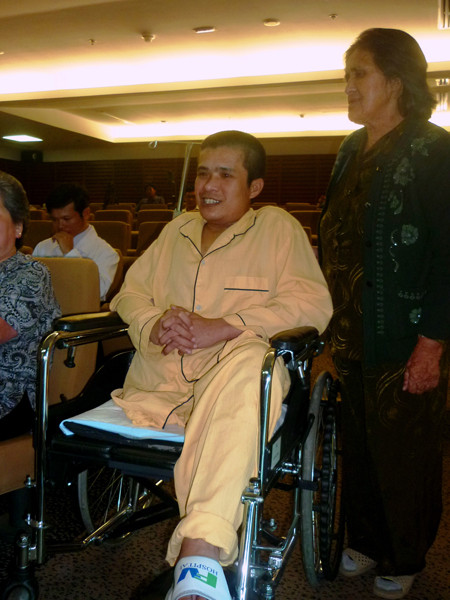 Hải và mẹ nói lời cám ơn các bác sĩ, quý nhà hảo tâm và báo chí trước khi xuất viện về nhà ở Lâm Đồng ngày 9-4. Ảnh: L.N. Hải và mẹ nói lời cám ơn các bác sĩ, quý nhà hảo tâm và báo chí trước khi xuất viện về nhà ở Lâm Đồng ngày 9-4. Ảnh: L.N