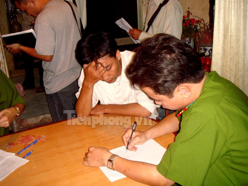 Con hổ bị xẻ làm đôi trong chiếc thùng đông lạnh cỡ lớn Chiếc đầu và một nửa khác của con hổ thứ hai vứt trong góc nhà bẩn thỉu 2 miếng thịt hổ lớn vứt trong nhà vệ sinh, một miếng nằm ngay trên bệ xí Hai nồi cao khỉ được nấu công khai ở sân khu tập thể Đĩa đựng óc và cặp mắt hổ Nồi cao khỉ đang được nấu Bộ da hổ còn nguyên đựng trong thùng đông lạnh thứ hai Lực lượng công an thẩm vấn những đối tượng liên quan 4 chiếc ngà voi bị thu giữ Bộ da hổ nhồi cùng 2 đầu hươu còn nguyên sừng Con hổ bị xẻ làm đôi trong chiếc thùng đông lạnh cỡ lớn Chiếc đầu và một nửa khác của con hổ thứ hai vứt trong góc nhà bẩn thỉu 2 miếng thịt hổ lớn vứt trong nhà vệ sinh, một miếng nằm ngay trên bệ xí Hai nồi cao khỉ được nấu công khai ở sân khu tập thể Đĩa đựng óc và cặp mắt hổ Nồi cao khỉ đang được nấu Bộ da hổ còn nguyên đựng trong thùng đông lạnh thứ hai Lực lượng công an thẩm vấn những đối tượng liên quan 4 chiếc ngà voi bị thu giữ Bộ da hổ nhồi cùng 2 đầu hươu còn nguyên sừng