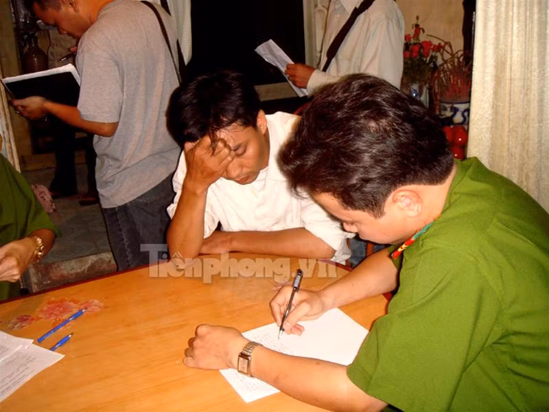 Con hổ bị xẻ làm đôi trong chiếc thùng đông lạnh cỡ lớn Chiếc đầu và một nửa khác của con hổ thứ hai vứt trong góc nhà bẩn thỉu 2 miếng thịt hổ lớn vứt trong nhà vệ sinh, một miếng nằm ngay trên bệ xí Hai nồi cao khỉ được nấu công khai ở sân khu tập thể Đĩa đựng óc và cặp mắt hổ Nồi cao khỉ đang được nấu Bộ da hổ còn nguyên đựng trong thùng đông lạnh thứ hai Lực lượng công an thẩm vấn những đối tượng liên quan 4 chiếc ngà voi bị thu giữ Bộ da hổ nhồi cùng 2 đầu hươu còn nguyên sừng Con hổ bị xẻ làm đôi trong chiếc thùng đông lạnh cỡ lớn Chiếc đầu và một nửa khác của con hổ thứ hai vứt trong góc nhà bẩn thỉu 2 miếng thịt hổ lớn vứt trong nhà vệ sinh, một miếng nằm ngay trên bệ xí Hai nồi cao khỉ được nấu công khai ở sân khu tập thể Đĩa đựng óc và cặp mắt hổ Nồi cao khỉ đang được nấu Bộ da hổ còn nguyên đựng trong thùng đông lạnh thứ hai Lực lượng công an thẩm vấn những đối tượng liên quan 4 chiếc ngà voi bị thu giữ Bộ da hổ nhồi cùng 2 đầu hươu còn nguyên sừng