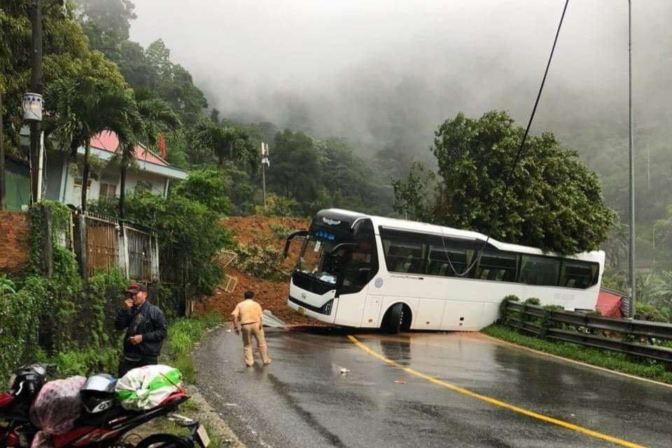 Vụ sạt lở ở đèo Bảo Lộc (Lâm Đồng) làm 3 chiến sĩ Cảnh sát giao thông và 1 người dân bị vùi lấp Vụ sạt lở ở đèo Bảo Lộc (Lâm Đồng) làm 3 chiến sĩ Cảnh sát giao thông và 1 người dân bị vùi lấp