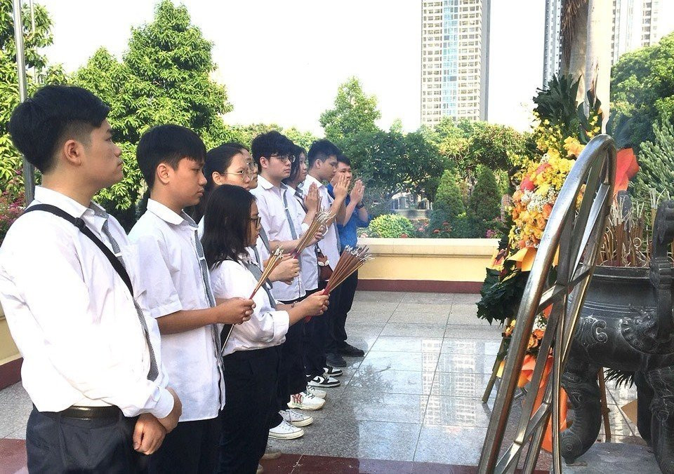 Thế hệ trẻ Trường THPT chuyên Hà Nội – Amsterdam dâng hương tưởng niệm tại Nghĩa trang Mai Dịch Thế hệ trẻ Trường THPT chuyên Hà Nội – Amsterdam dâng hương tưởng niệm tại Nghĩa trang Mai Dịch