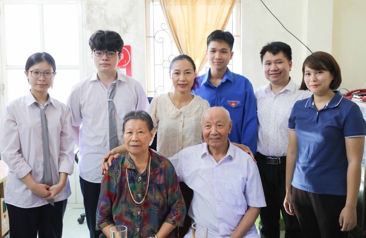 Đại diện nhà trường và các học sinh thăm hỏi, tri ân các gia đình thương binh, liệt sĩ trên địa bàn phường Trung Hòa, quận Cầu Giấy. Đại diện nhà trường và các học sinh thăm hỏi, tri ân các gia đình thương binh, liệt sĩ trên địa bàn phường Trung Hòa, quận Cầu Giấy.