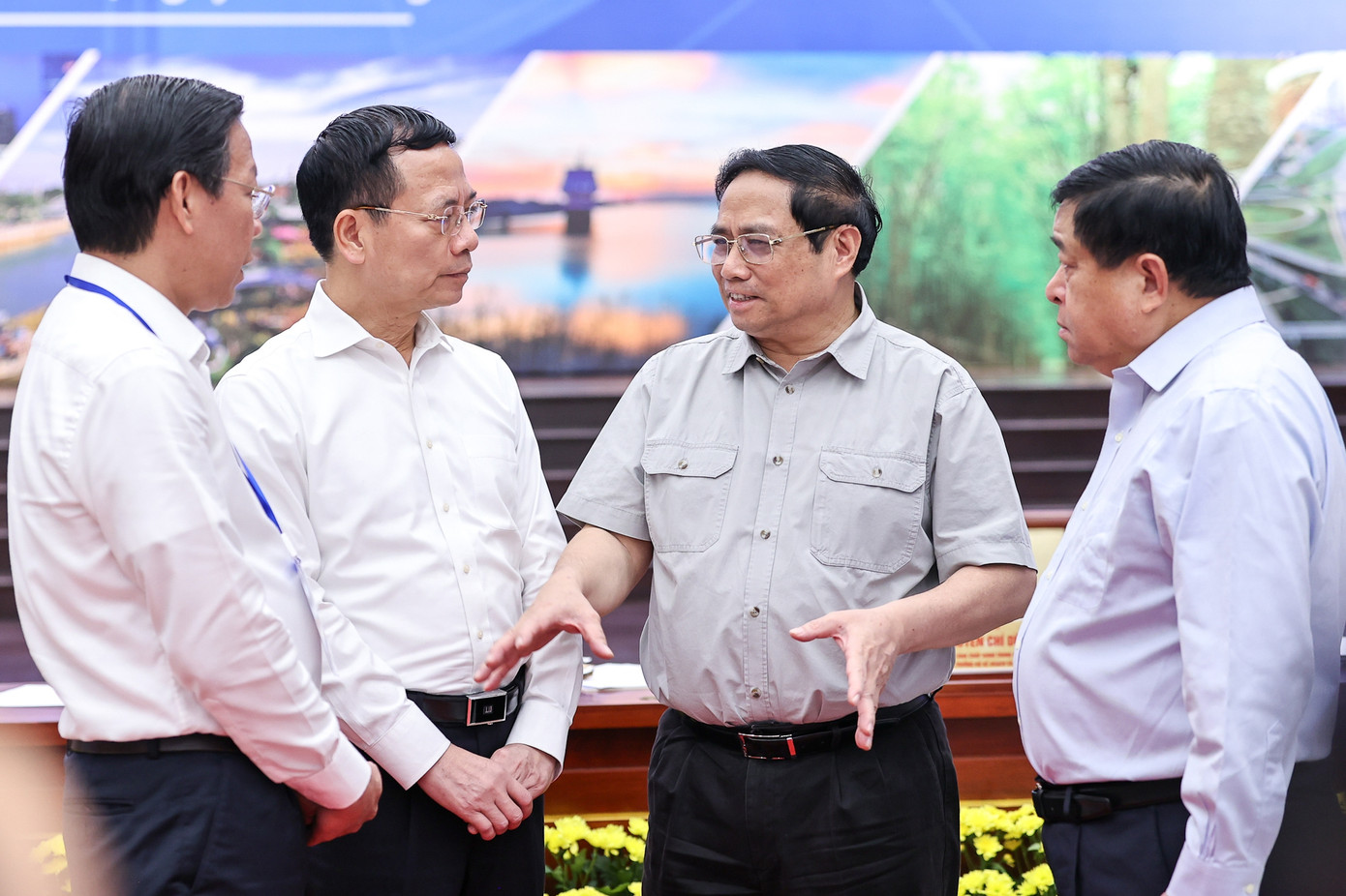 Thủ tướng Phạm Minh Chính và Bộ trưởng Bộ TT&amp;TT, Bộ trưởng Bộ KH&amp;ĐT tại Hội nghị Hội đồng điều phối vùng Đông Nam Bộ. Ảnh: Nhật Bắc