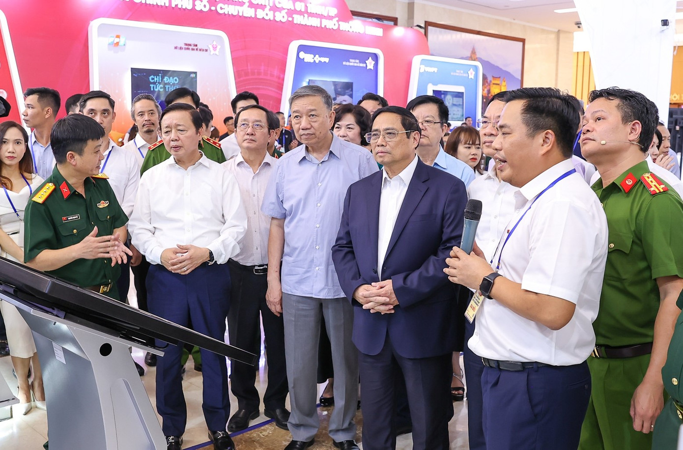 Thủ tướng và các đại biểu tham quan triển lãm mô hình, sản phẩm ứng dụng triển khai Đề án 06.