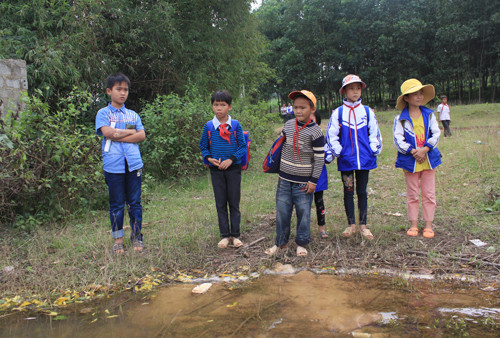 Tan trường, nhiều bạn học sinh cấp 1, cấp 2 Xuân Thái ào ra bến đò chờ đi thuyền nan về nhà