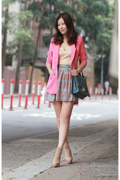 Mix váy ngắn cùng với tất cao quá đầu gối sẽ đem lại cho bạn vẻ dễ thương mà vẫn rất cá tính. Vẻ đẹp dịu dàng và dễ thương của chân váy xòe kết hợp với vẻ đẹp thanh lịch của áo sơ mi tạo nên một phong cách cực hoàn hảo. Váy ngắn + áo pull = một phong cách đậm chất teen Thêm áo khoác nhẹ nhàng cho ngày trở gió Áo sơ mi diện trong áo len hoặc áo pull mix cùng chân váy sẽ đem lại cho bạn vẻ trẻ trung thanh lịch.