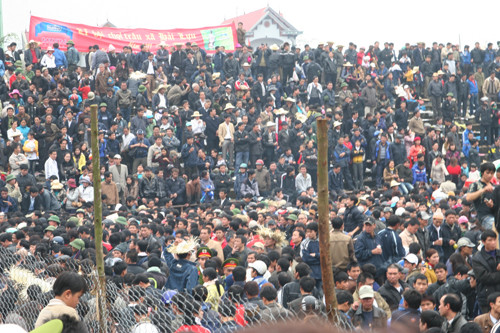 Dòng người chen lấn nhau đổ ra ngoài khi buổi đấu kết thúc Ảnh: Xuân Tùng