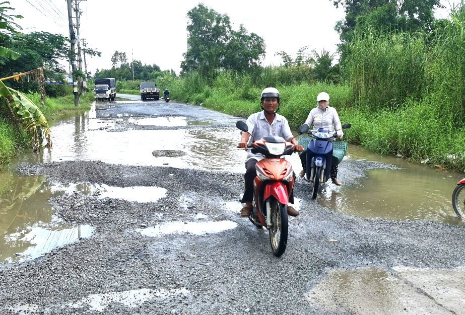 Nhiều đoạn hư hỏng nặng, các phương tiện giao thông dù rất cố gắng cũng không thể tránh hết được ổ gà, ổ voi.