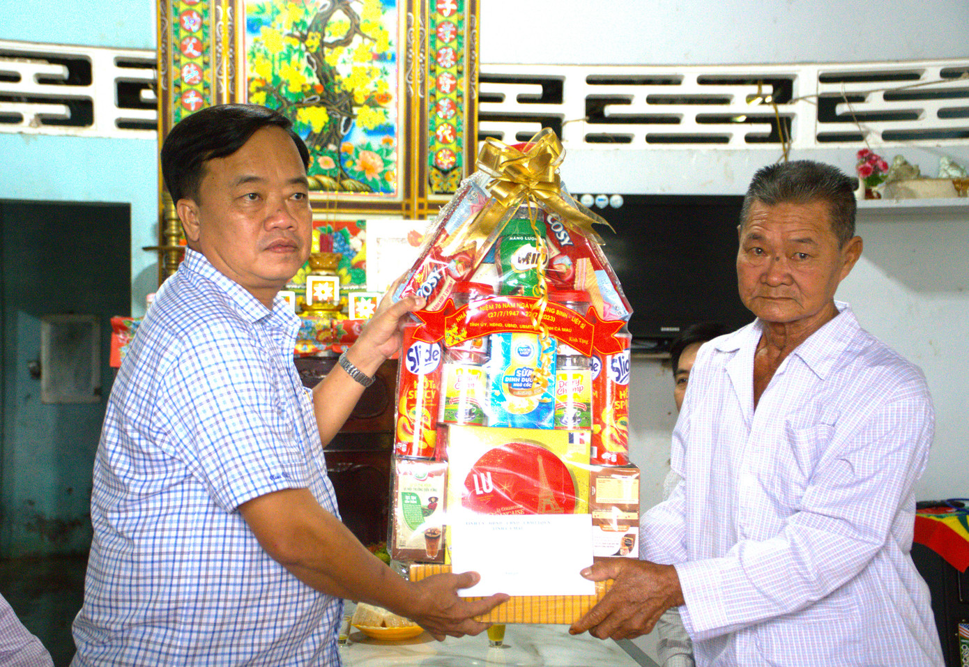 Ông Huỳnh Quốc Việt - Chủ tịch UBND tỉnh Cà Mau, tặng quà người có công dịp ngày 27/7.