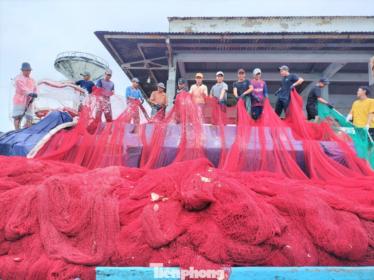 Ngư dân chuẩn bị ngư lưới cụ cho chuyến biển tiếp theo.