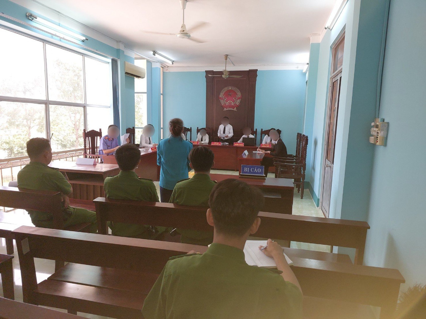 Bé Tư tại phiên toà sơ thẩm. Bé Tư tại phiên toà sơ thẩm.