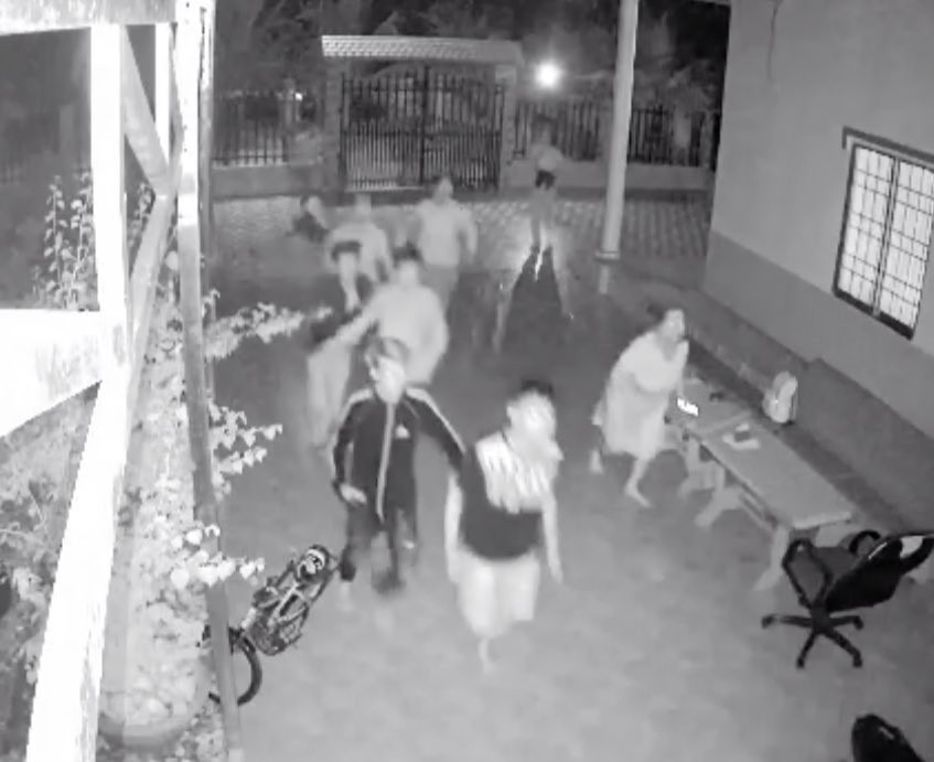 Camera ghi lại cảnh nhóm người leo rào xông vào đánh nhau. Camera ghi lại cảnh nhóm người leo rào xông vào đánh nhau.