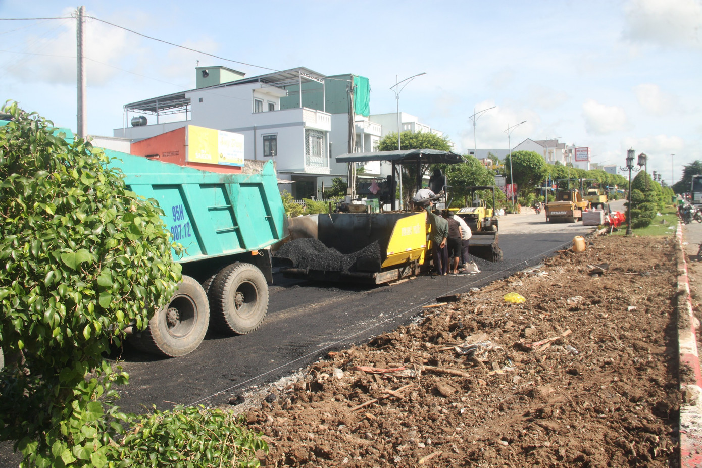 Theo ghi nhận của phóng viên Tiền Phong, chiều 12/7, đoạn đường ở phía trước khu vực nhà dân vừa tháo dỡ đang được đơn vị thi công đẩy nhanh tiến độ láng nhựa, đảm bảo giao thông thông suốt. Theo ghi nhận của phóng viên Tiền Phong, chiều 12/7, đoạn đường ở phía trước khu vực nhà dân vừa tháo dỡ đang được đơn vị thi công đẩy nhanh tiến độ láng nhựa, đảm bảo giao thông thông suốt.