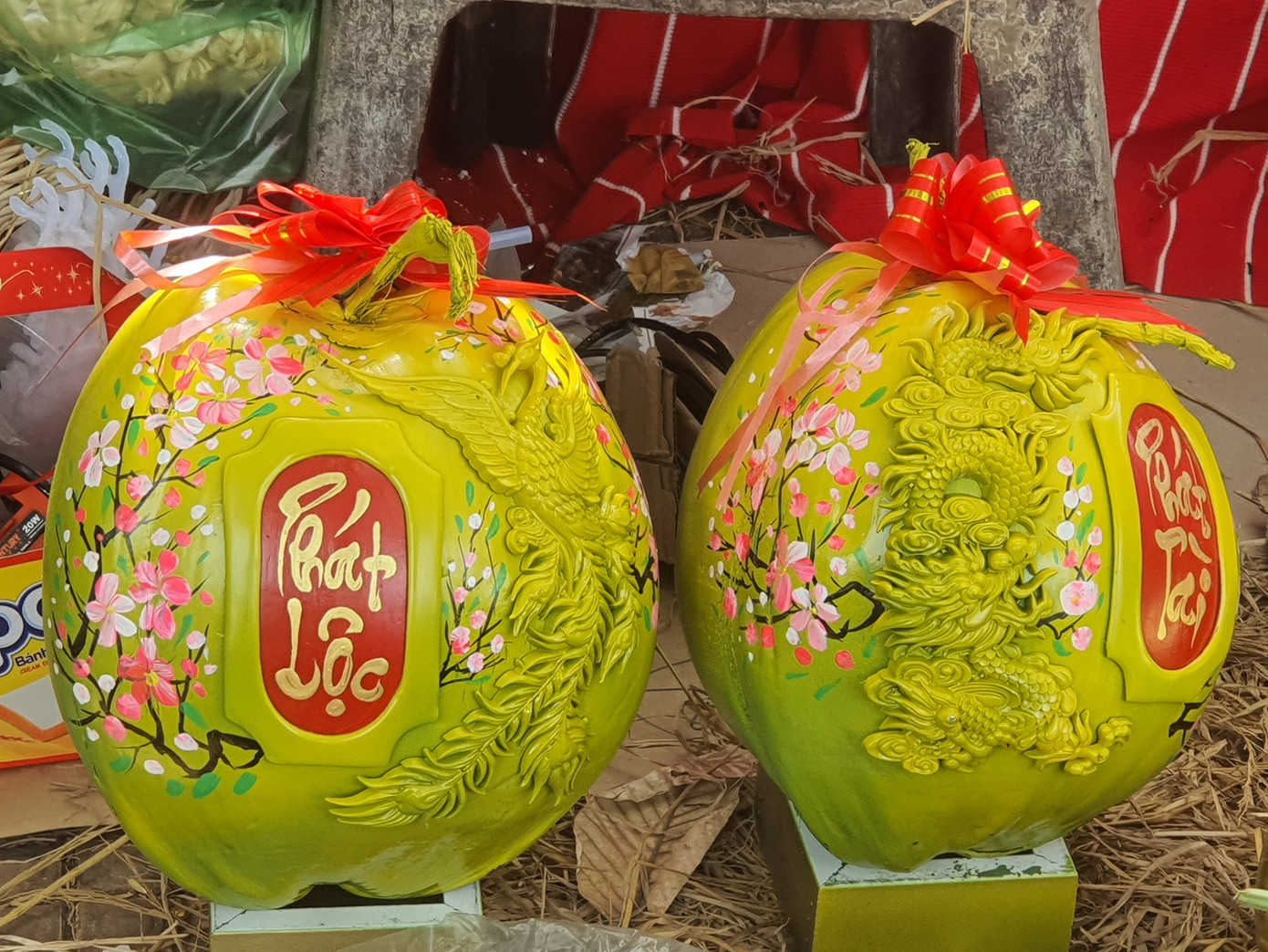 Không chỉ vẽ trên quả dưa, ngay cả quả dừa tươi anh cũng vẽ nên hình rồng, phụng rất đẹp mắt.