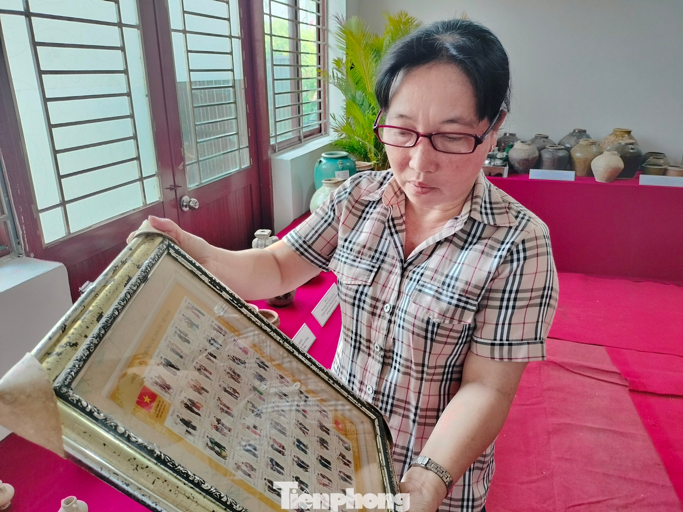 Điều đáng trân trọng, trong đợt trưng bày này đó chính là tình cảm của những người yêu quý những giá trị hoài niệm, đã đóng góp nhiều cho công tác sưu tầm của đơn vị. Trong ảnh là tem cộng đồng 54 dân tộc Việt Nam.