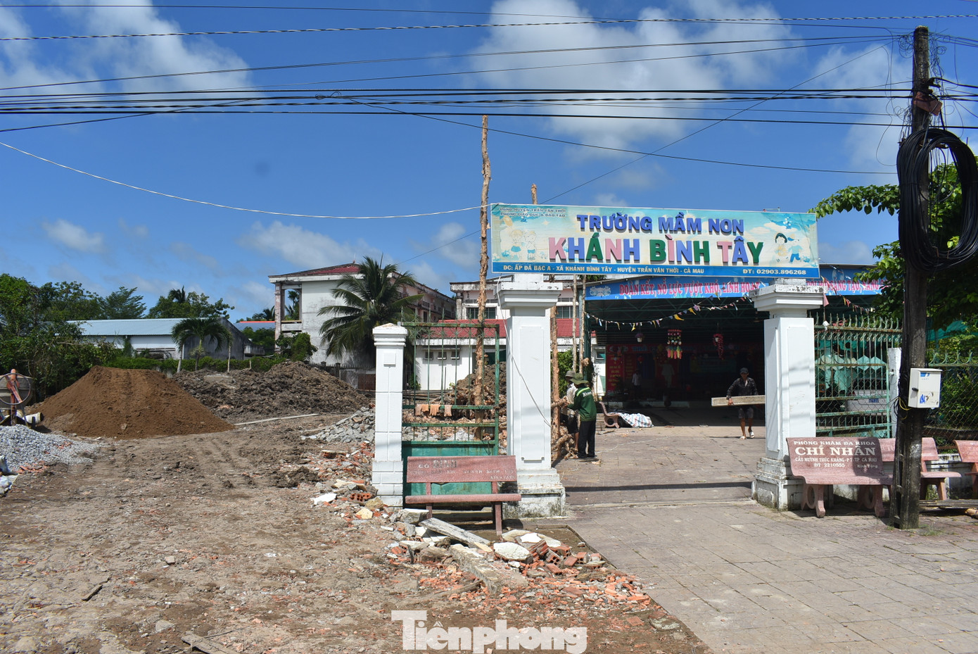 Trẻ em mầm non phải mượn tạm trường cấp 2 để nhập học do trường đang được đầu tư xây mới. Trẻ em mầm non phải mượn tạm trường cấp 2 để nhập học do trường đang được đầu tư xây mới.