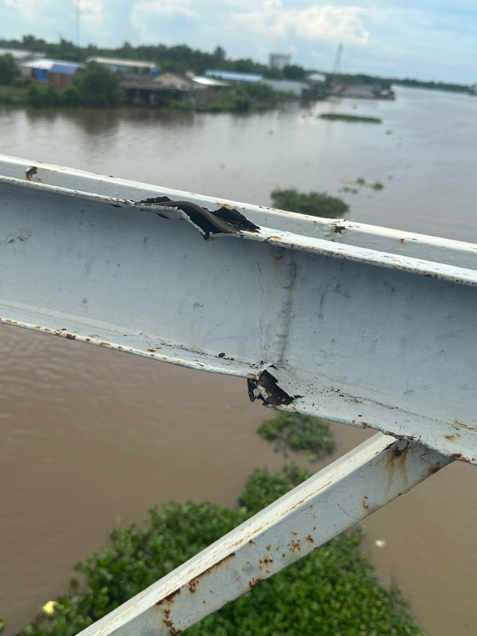 Lan can cầu bị biến dạng.