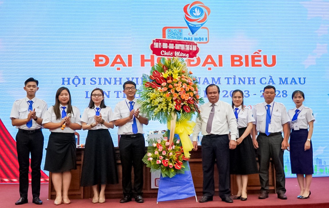 Ông Nguyễn Minh Luân, Phó Chủ tịch UBND tỉnh Cà Mau tặng hoa chúc mừng đại hội. Ông Nguyễn Minh Luân, Phó Chủ tịch UBND tỉnh Cà Mau tặng hoa chúc mừng đại hội.