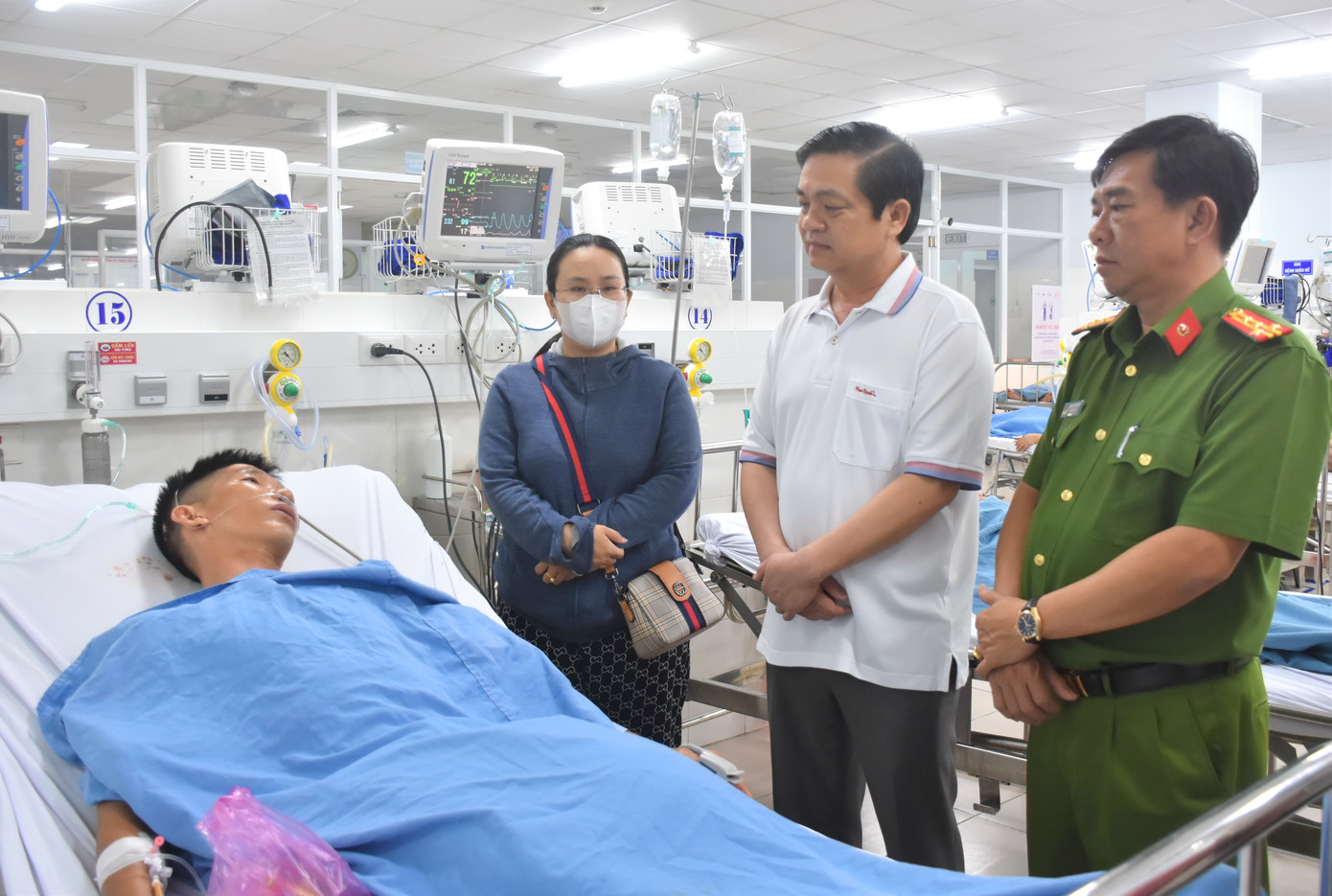 Ông Huỳnh Chí Nguyện - Phó Chủ tịch UBND tỉnh Bạc Liêu và đại tá Châu Quốc Huy - Phó Giám đốc Công an tỉnh Bạc Liêu đến thăm hỏi sức khỏe, động viên tinh thần đại úy Huỳnh Tấn Khanh.