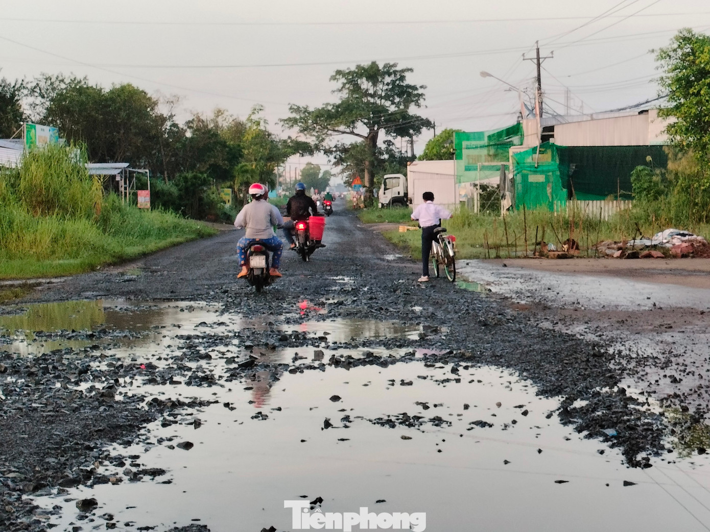 Học sinh đi học rất khó khăn. Ảnh chụp ngày 5/10 (đoạn qua phường Tân Xuyên, thành phố Cà Mau). Học sinh đi học rất khó khăn. Ảnh chụp ngày 5/10 (đoạn qua phường Tân Xuyên, thành phố Cà Mau).