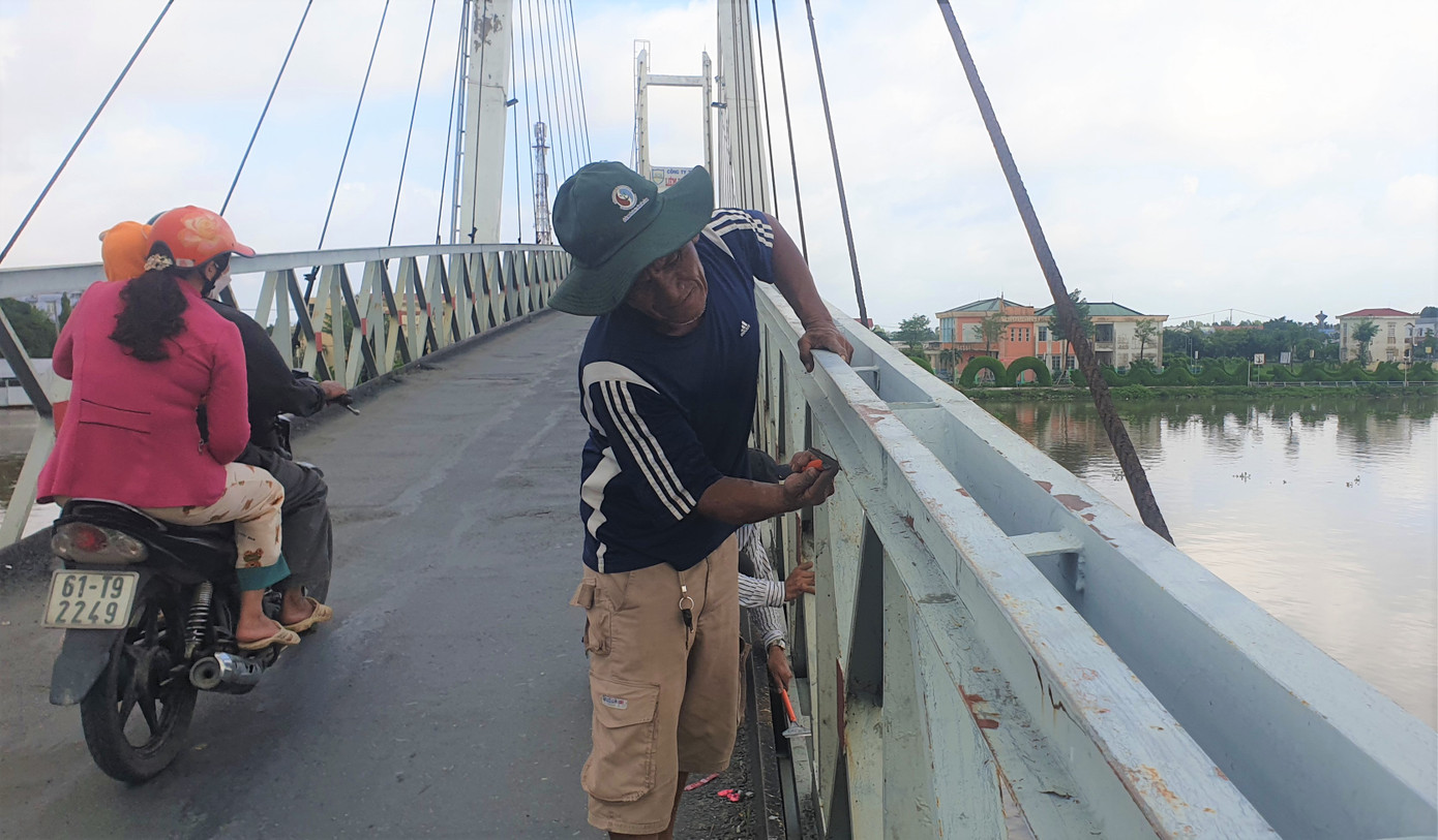 “Chúng tôi đang tiến hành sửa chữa, gia cố lan can cầu, mặt cầu. Khi nào làm xong, đơn vị kiểm định sẽ tiến hành thử tải để đánh giá khả năng khai thác cầu”, ông Kiệm cho hay.