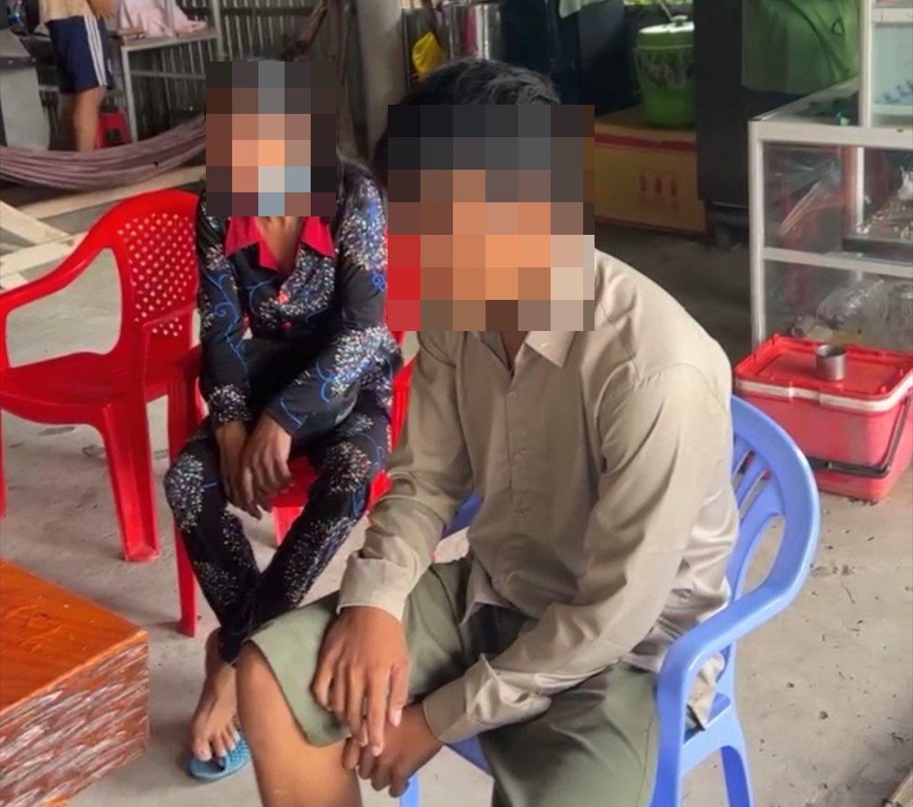 K. cùng mẹ đến trại hòm Sáu Te xin lỗi.