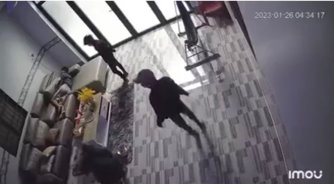 Clip ghi lại cảnh nhóm thanh niên đột nhập nhà dân trộm tài sản.