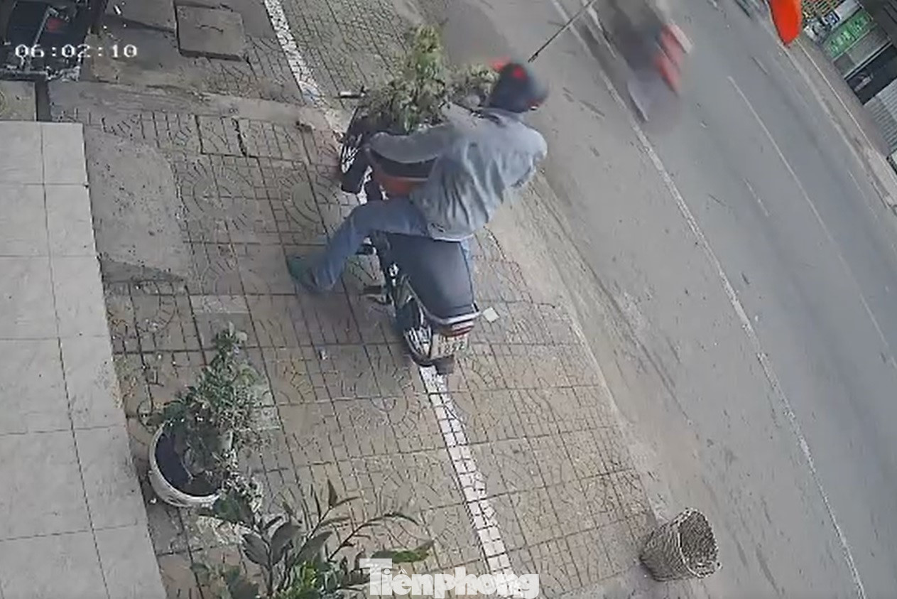 Clip ghi lại cảnh người đàn ông trộm chậu cây kiểng của người dân.