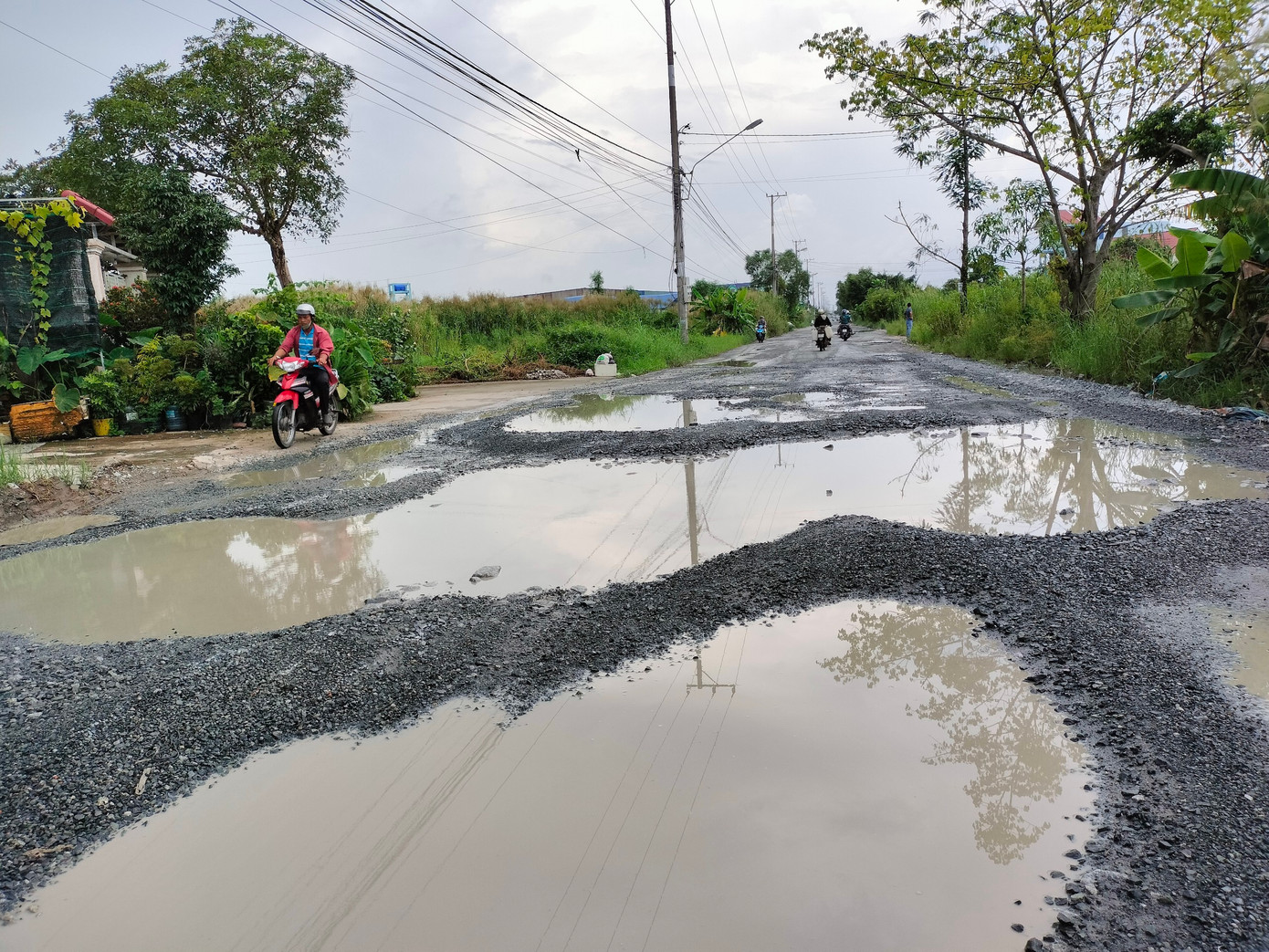 Thời gian qua, cơ quan chức năng địa phương đã tiến hành sửa chữa nhưng theo kiểu "chắp vá". Sau mỗi trận mưa, tình trạng hư hỏng lại tái diễn, thậm chí nặng nề hơn.