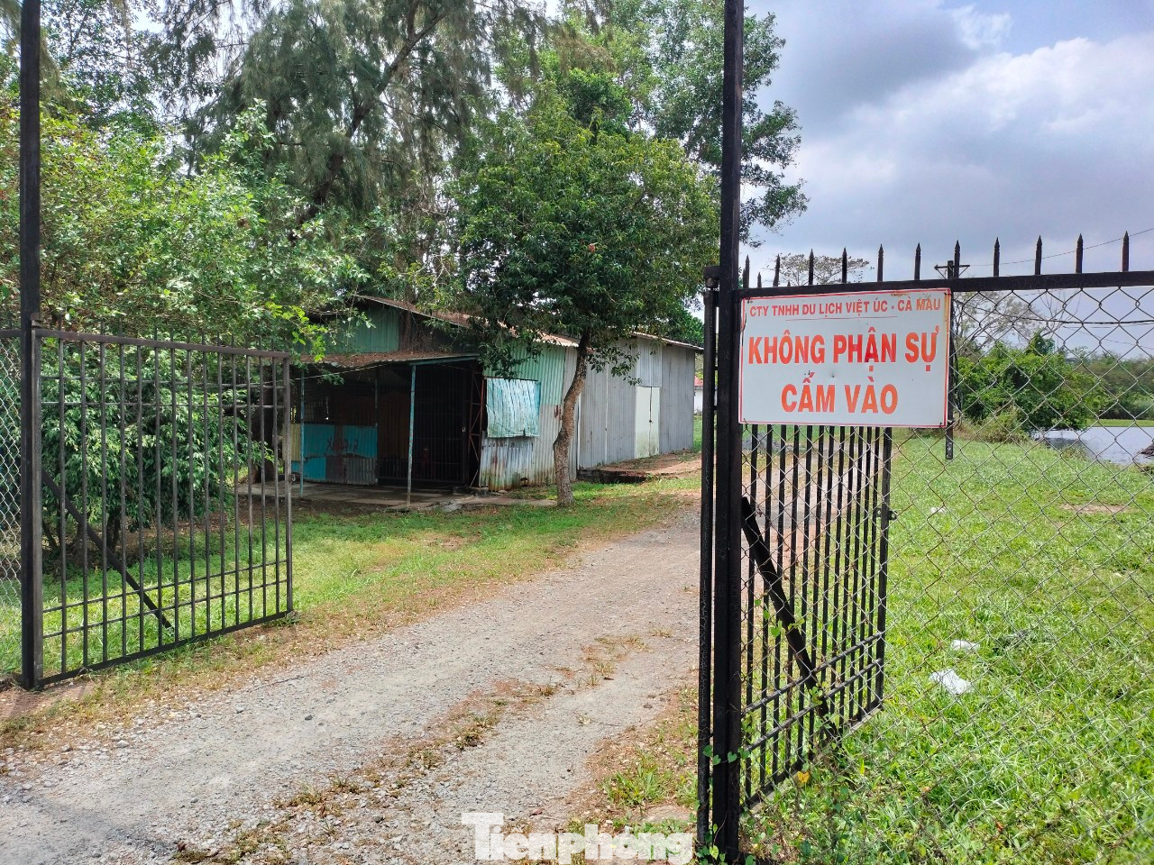 Trước cổng dự án, Công ty TNHH Du lịch Việt Úc - Cà Mau chỉ có bảng “không phận sự cấm vào”.