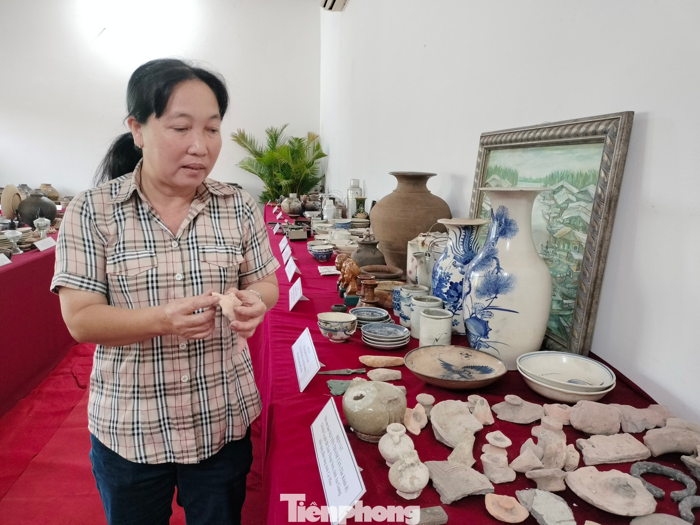 Bên cạnh đó, một số hiện vật phản ánh nền văn hoá Óc eo, đó là những hiện vật chất liệu bằng gốm Óc Eo (niên đại thế kỷ I-VII), lượng thông tin chứa trong các hiện vật quý giá này tuy ít ỏi góp phần tìm lại chân dung vùng đất cổ và các di tích thuộc văn hóa Óc Eo, chứng minh cho sự tồn tại của một nền văn hóa cổ trên vùng đất phía Nam.