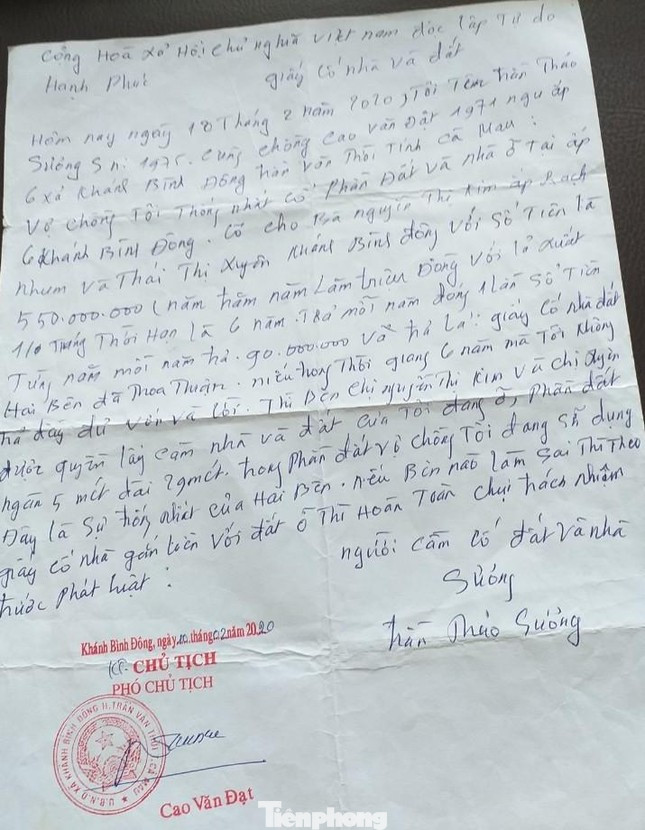 Con dấu của UBND xã Khánh Bình Đông và chữ ký của ông Đạt trong giấy cầm cố nhà và đất.