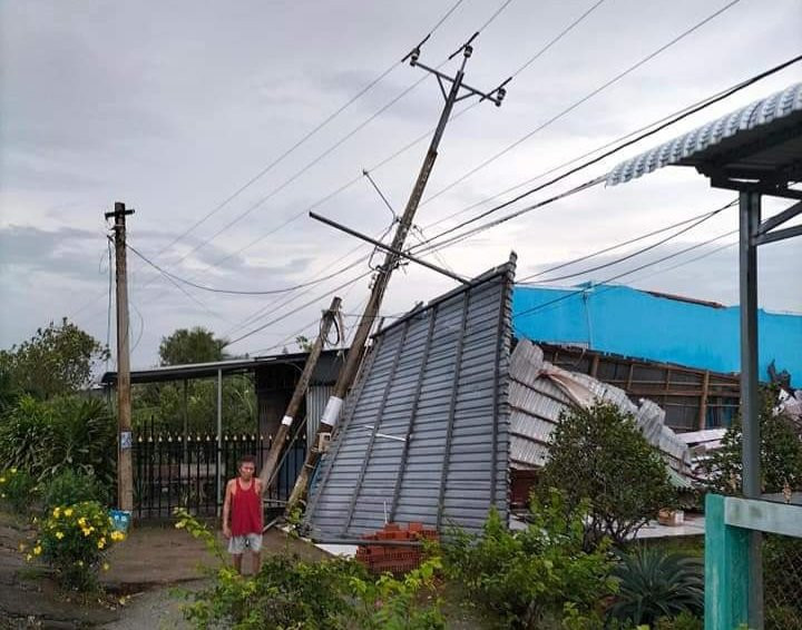 Gần 200 nhà dân tại Cà Mau và Bạc Liêu bị sập, tốc mái. Ảnh: PV.