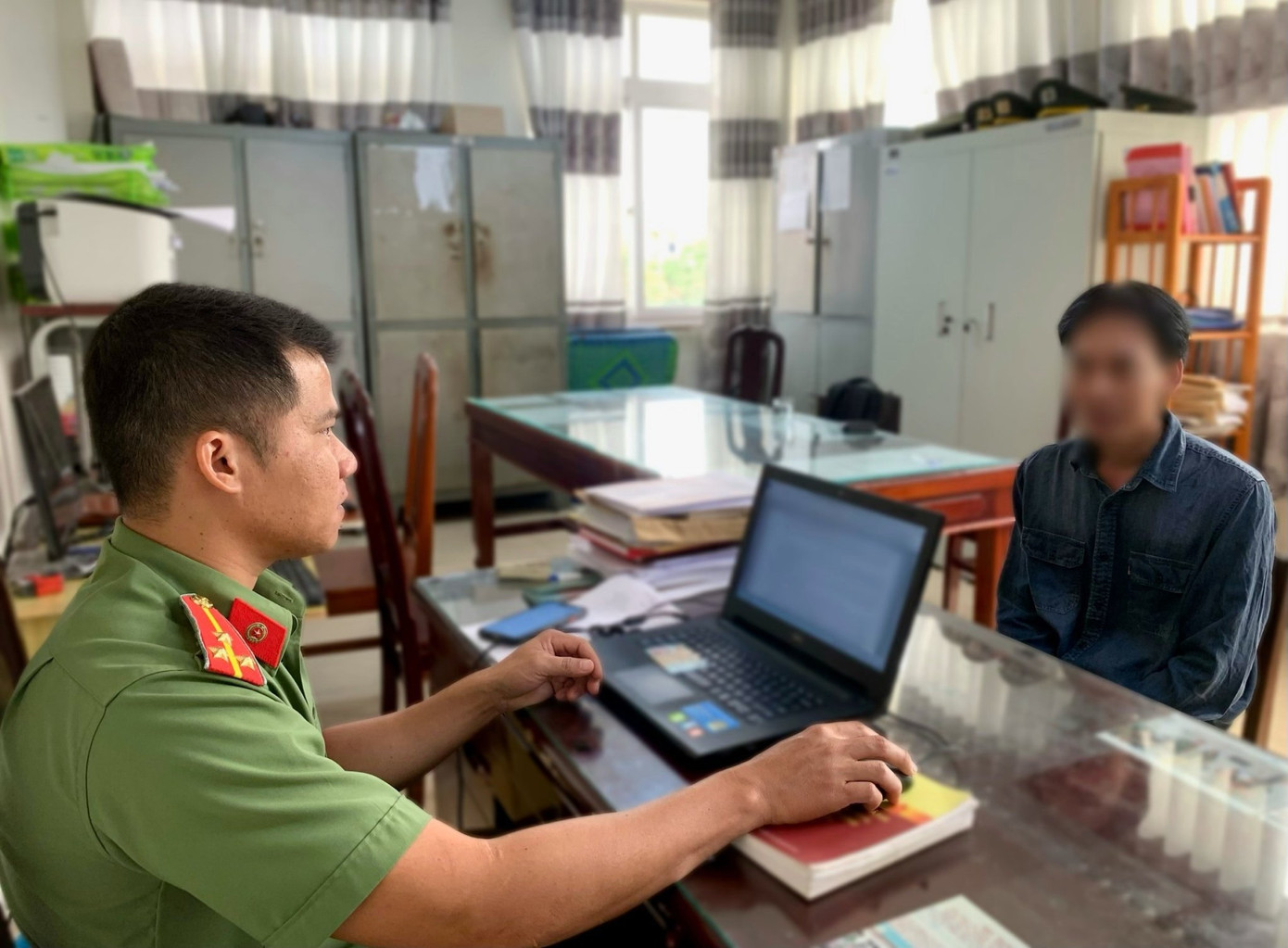 Anh T. kể lại chuyện bị giam giữ với công an.