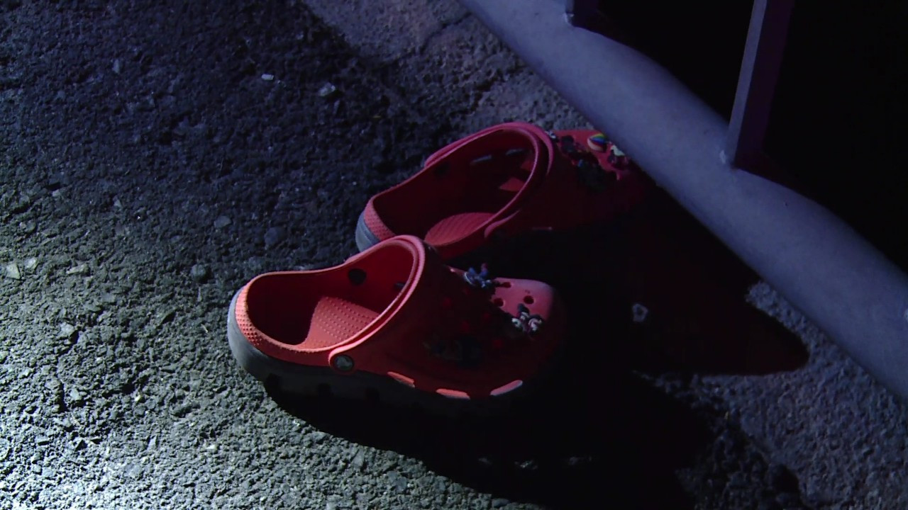 Đôi dép phát hiện trên cầu Rạch Miễu. Đôi dép phát hiện trên cầu Rạch Miễu.